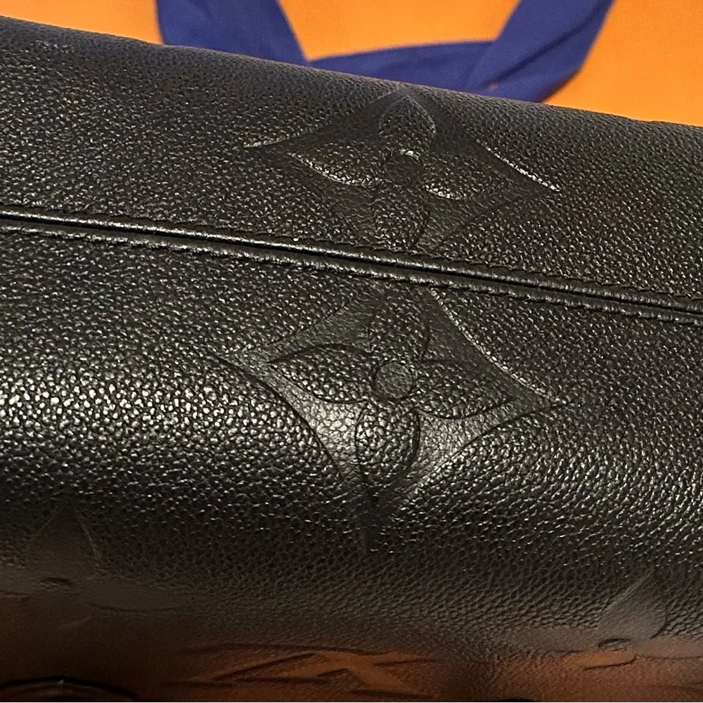 Authentic Louis Vuitton Monogram Empreinte onyx bag.  Gently used for one month🩷 - Picture 4 of 16